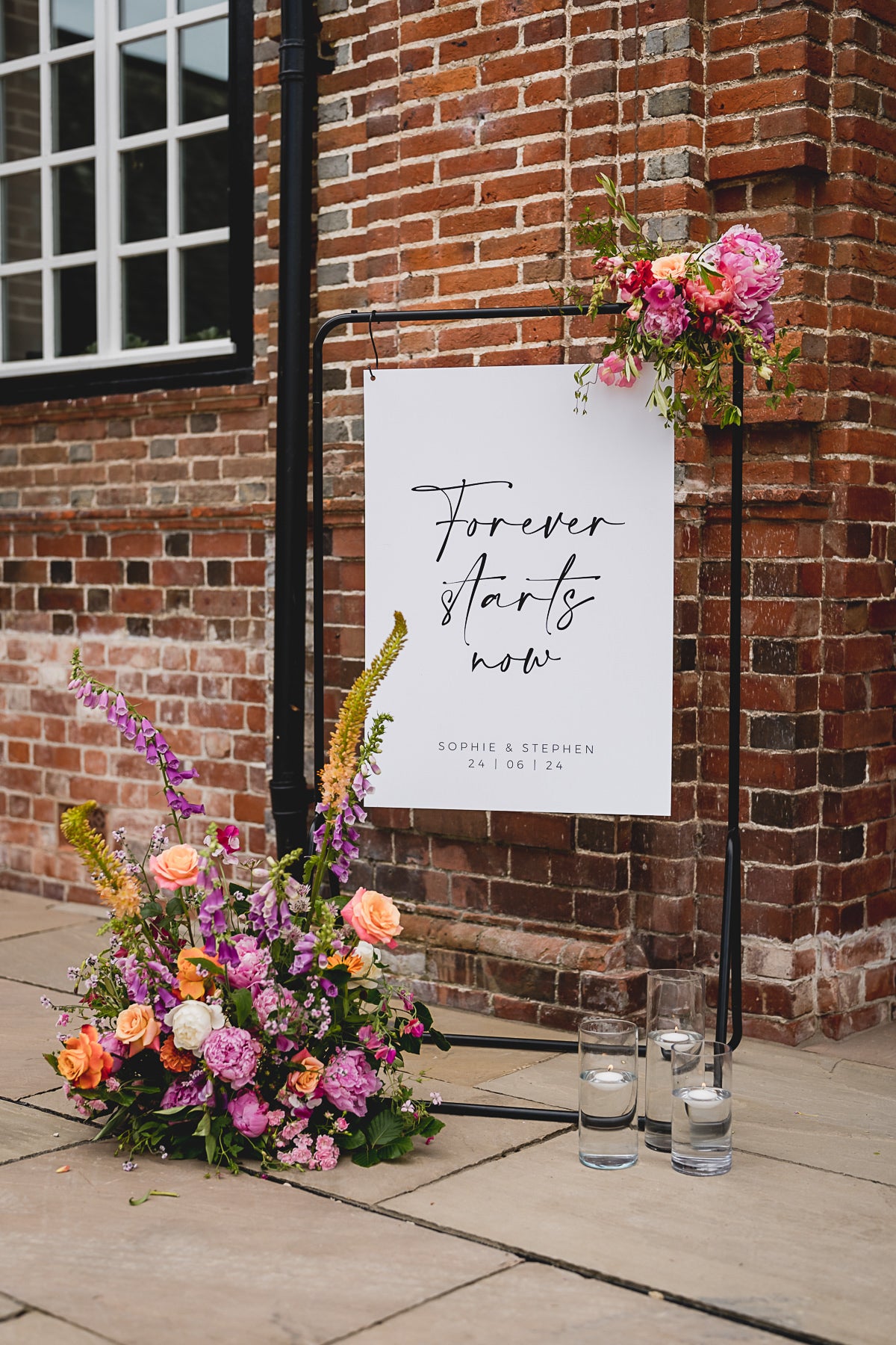 Hanging Sign Stand | Type B in White
